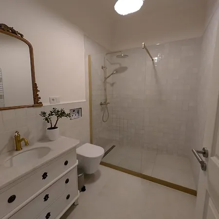 Chic French - Walk To Parks & Cafes Appartement *