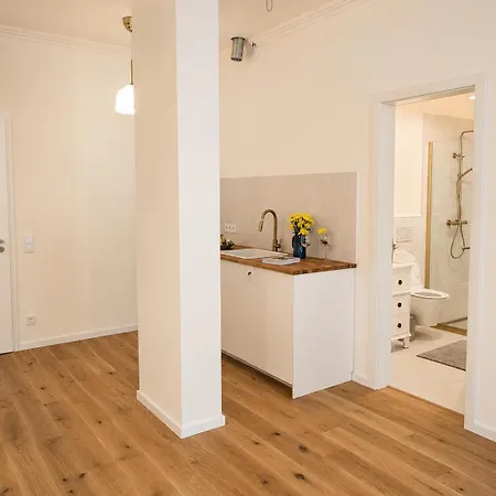 Chic French - Walk To Parks & Cafes Apartment