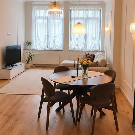 Chic French - Walk To Parks & Cafes Apartment